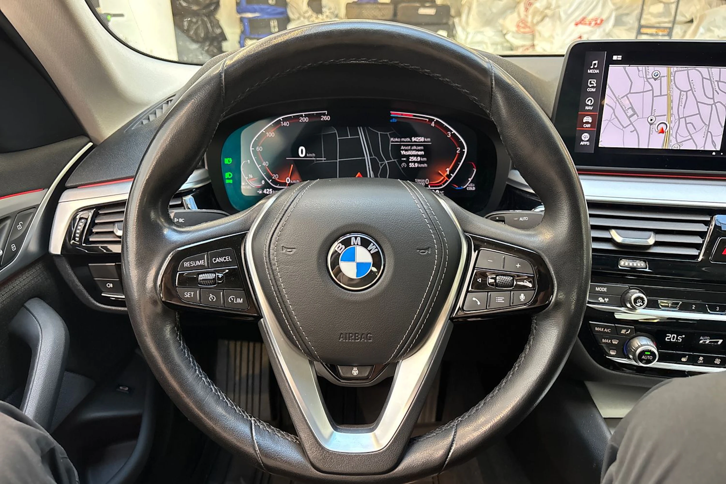 Musta BMW 520 2022 kuva 16.