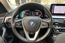 Musta BMW 520 2022 kuva 16.