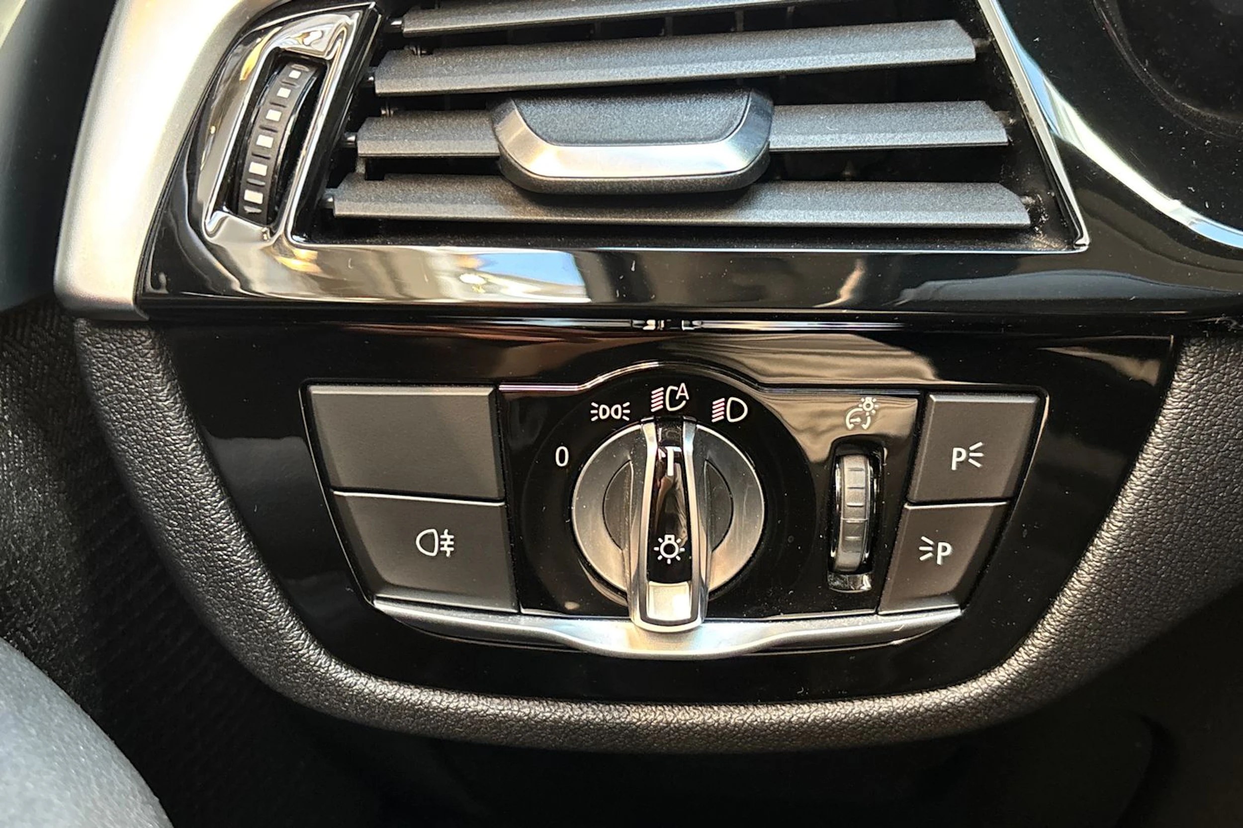 Musta BMW 520 2022 kuva 17.