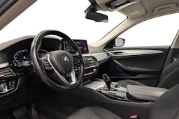 musta BMW 520 2021 kuva 7.
