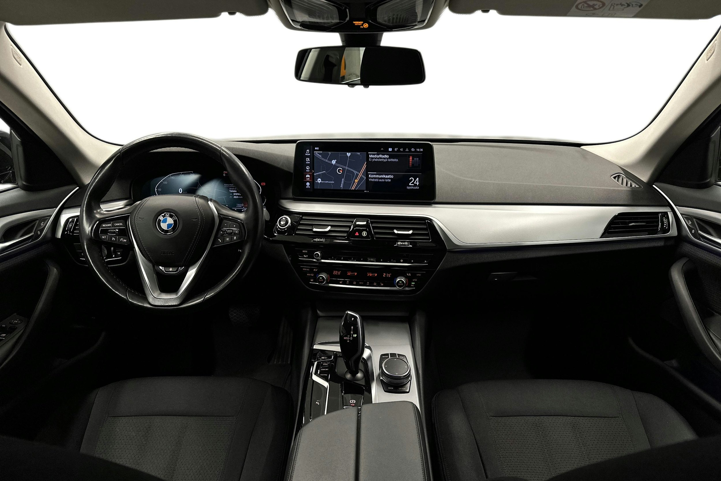 musta BMW 520 2021 kuva 9.