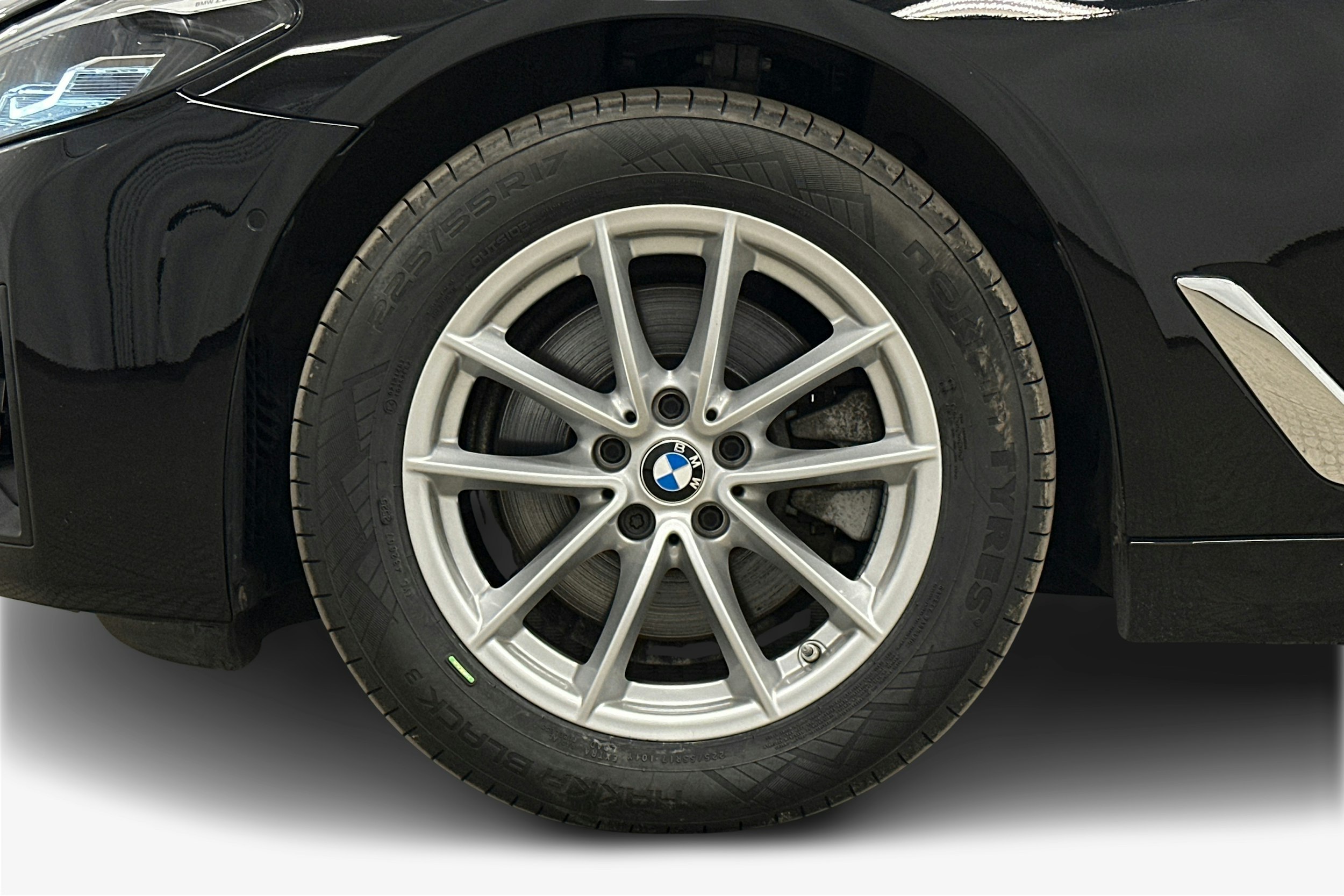 musta BMW 520 2021 kuva 11.