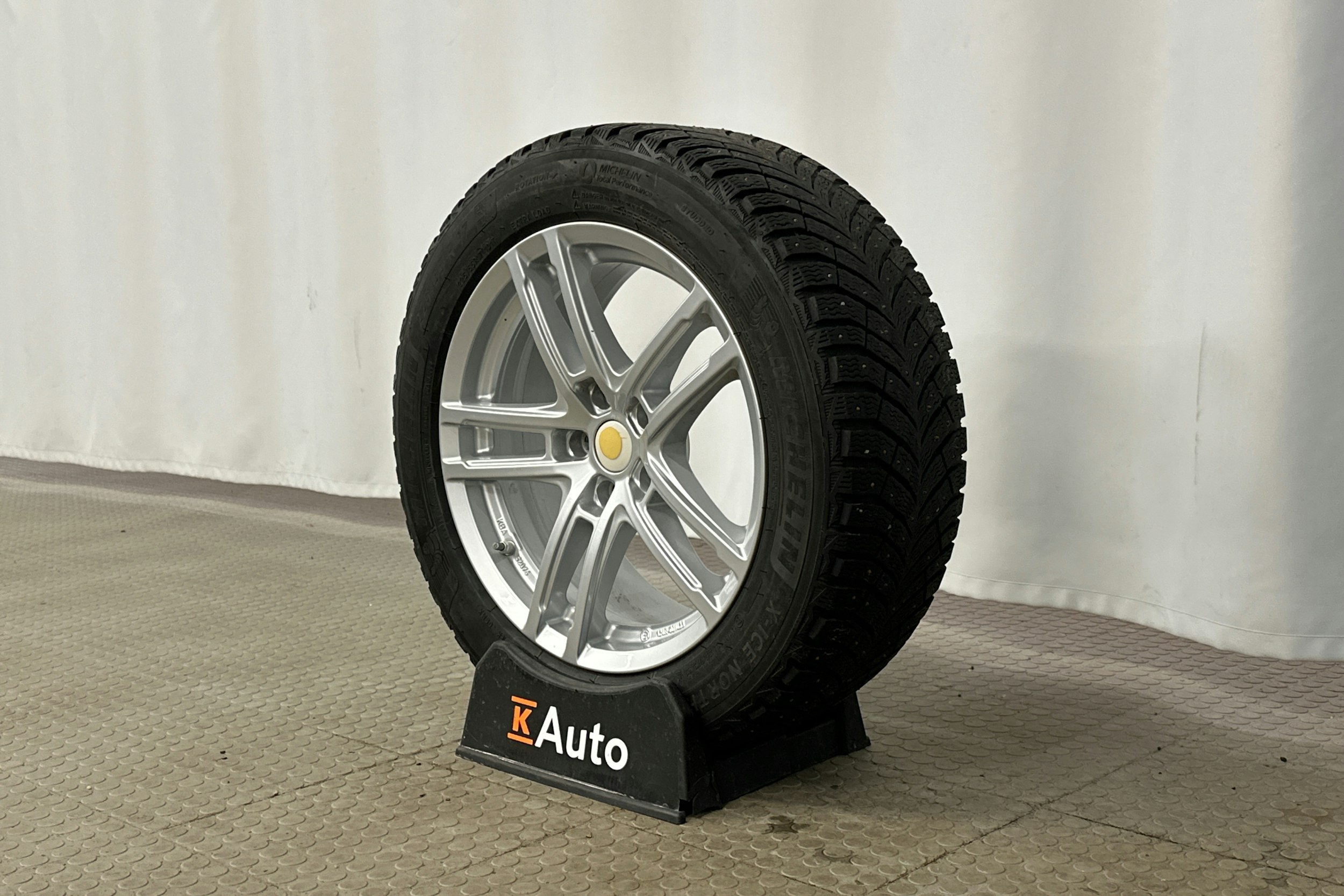 musta BMW 520 2021 kuva 13.