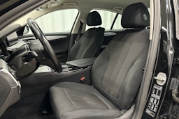musta BMW 520 2021 kuva 16.