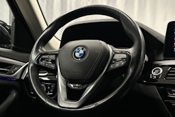 musta BMW 520 2021 kuva 17.