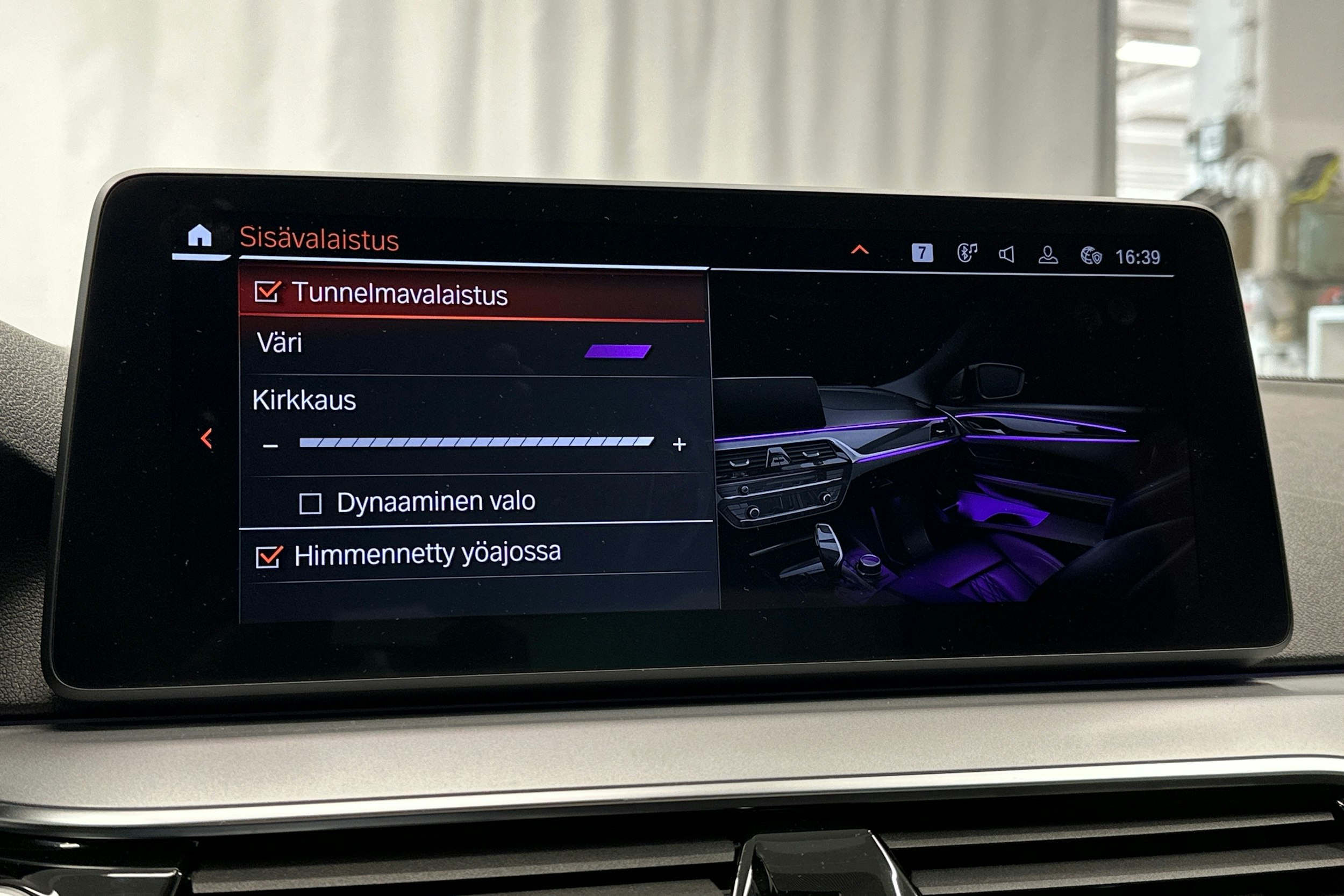 musta BMW 520 2021 kuva 23.