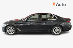 Harmaa BMW 520 2021 kuva 5.
