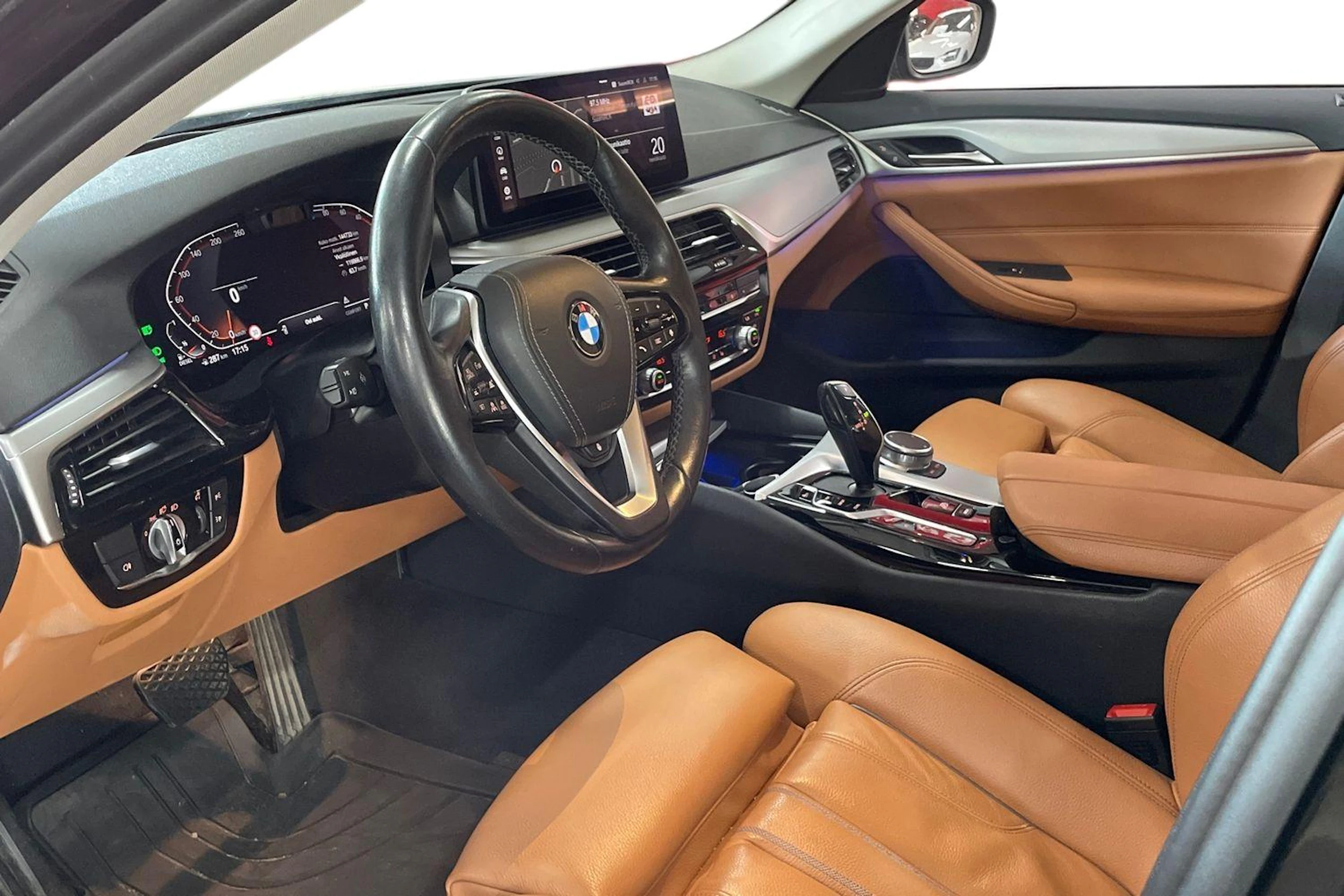 Harmaa BMW 520 2021 kuva 6.