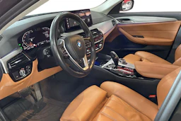 Harmaa BMW 520 2021 kuva 6.