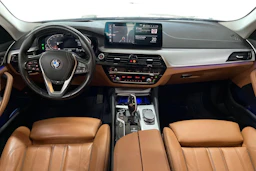 Harmaa BMW 520 2021 kuva 7.