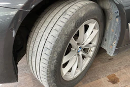 Harmaa BMW 520 2021 kuva 9.