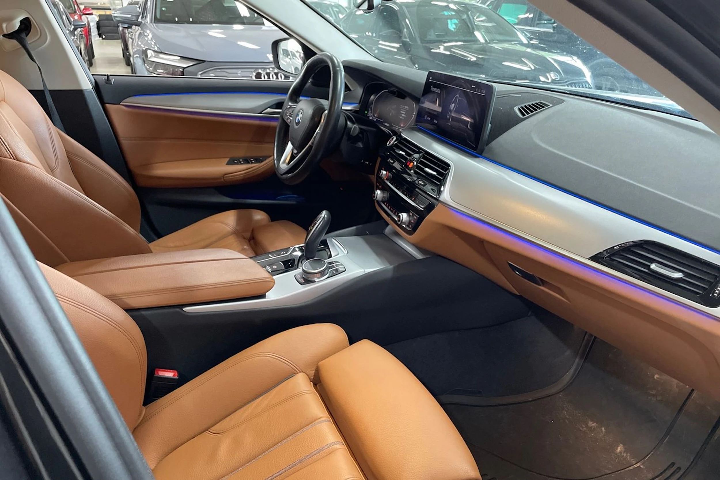 Harmaa BMW 520 2021 kuva 28.
