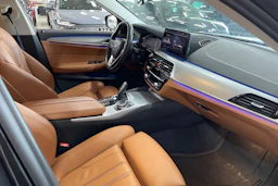 Harmaa BMW 520 2021 kuva 28.