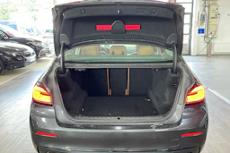 Harmaa BMW 520 2021 kuva 29.