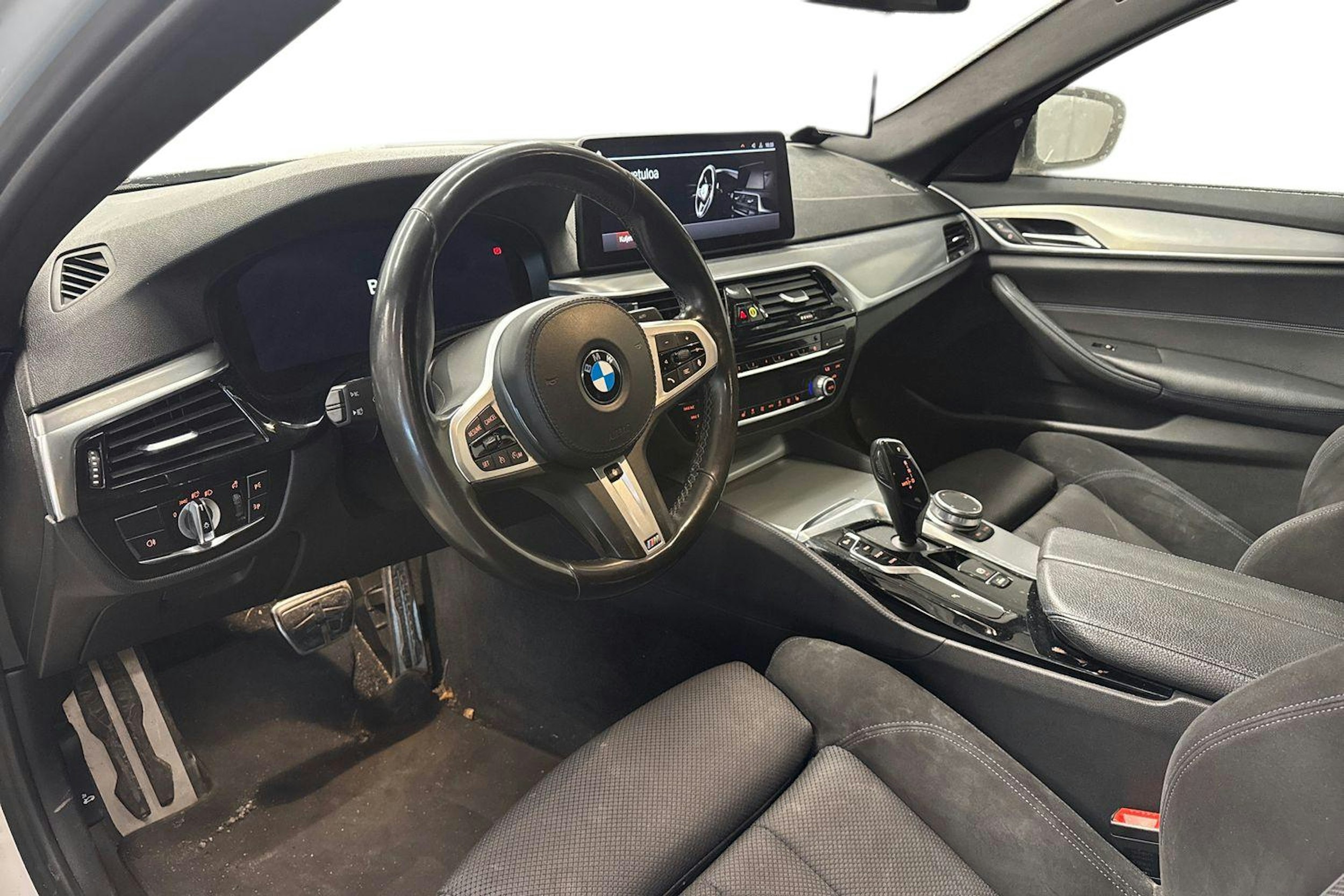 valkoinen BMW 520 2021 kuva 3.