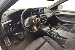 valkoinen BMW 520 2021 kuva 3.