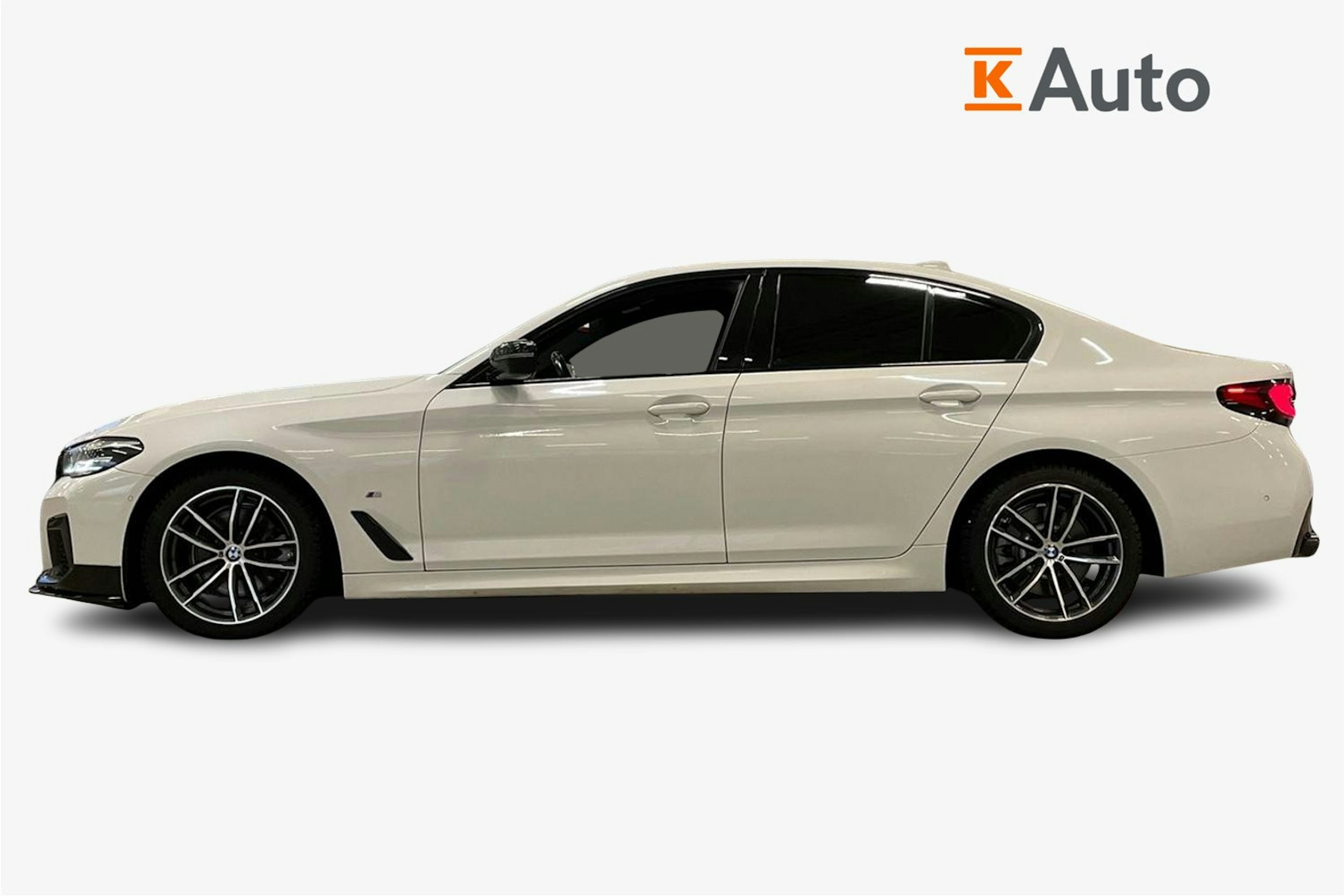 valkoinen BMW 520 2021 kuva 6.