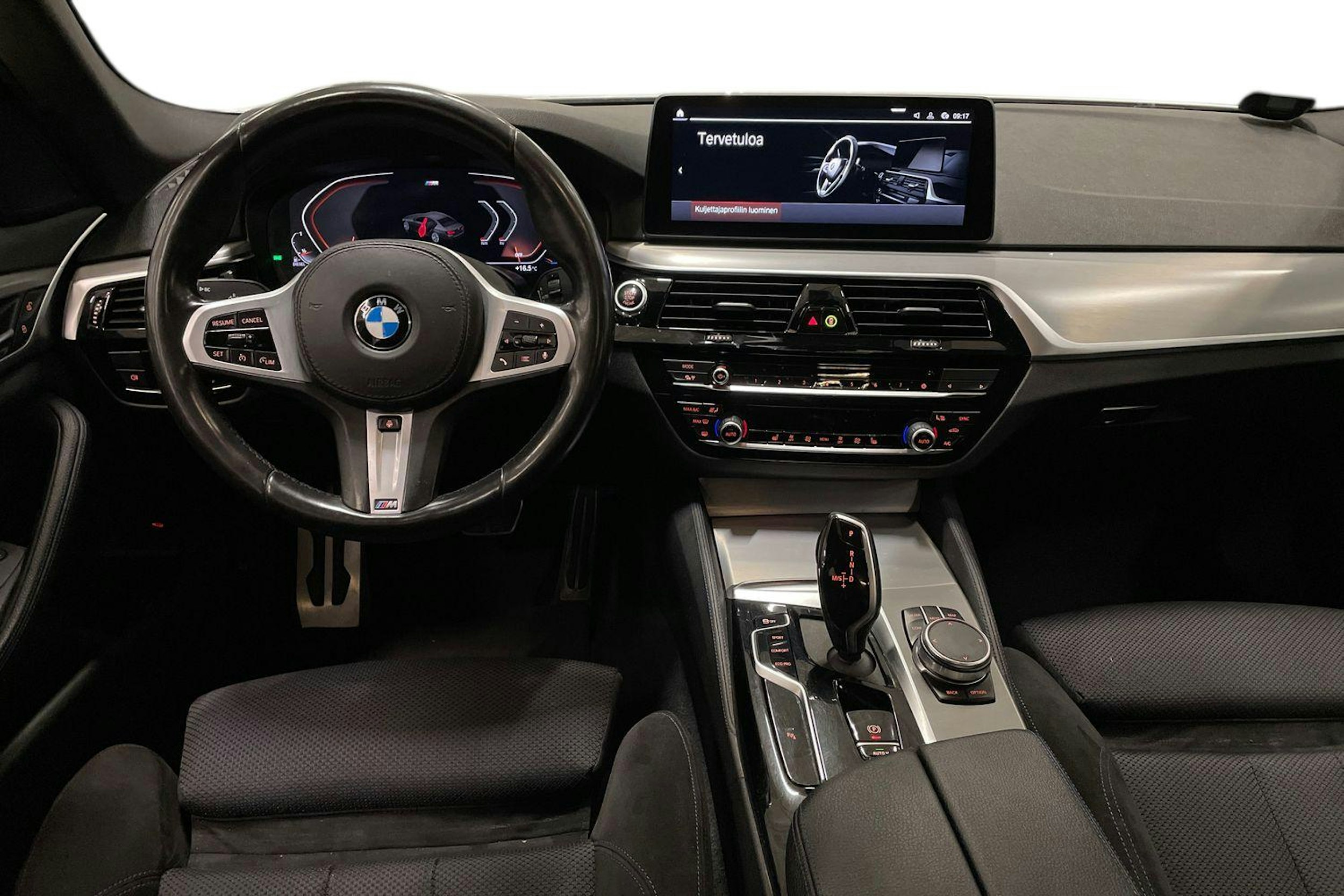 valkoinen BMW 520 2021 kuva 9.