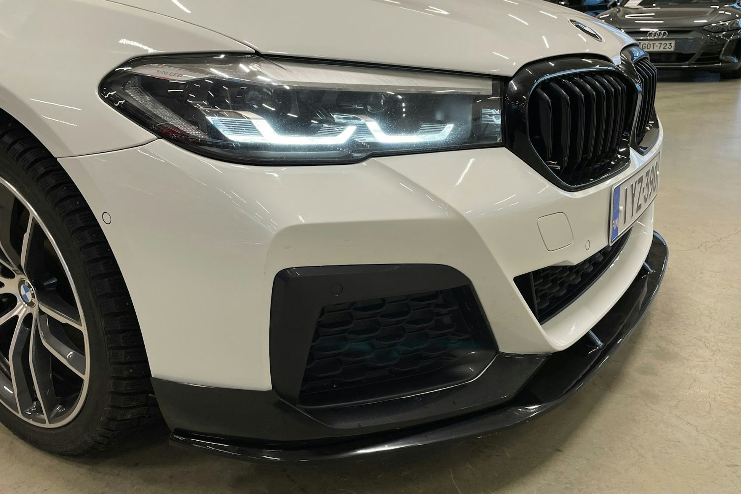 valkoinen BMW 520 2021 kuva 16.