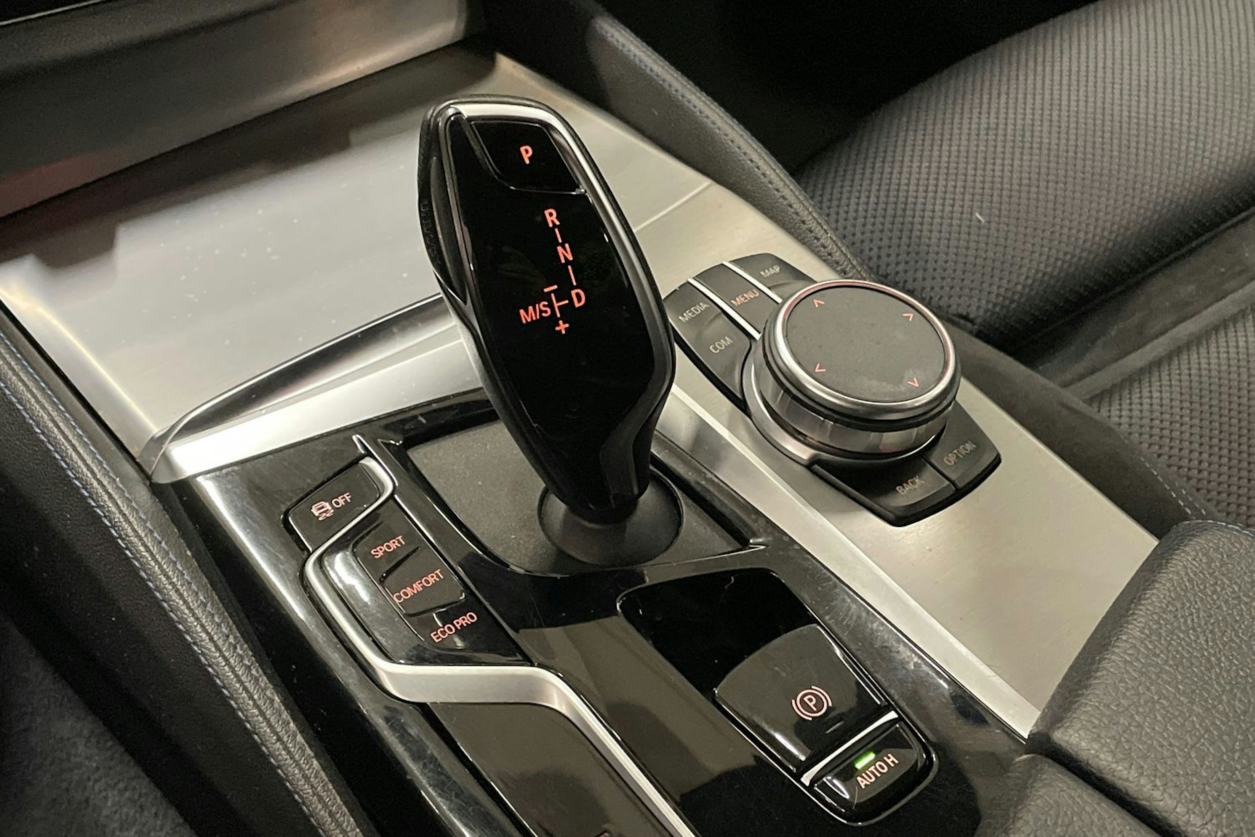 valkoinen BMW 520 2021 kuva 22.