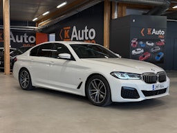valkoinen BMW 520 2021 kuva 1.