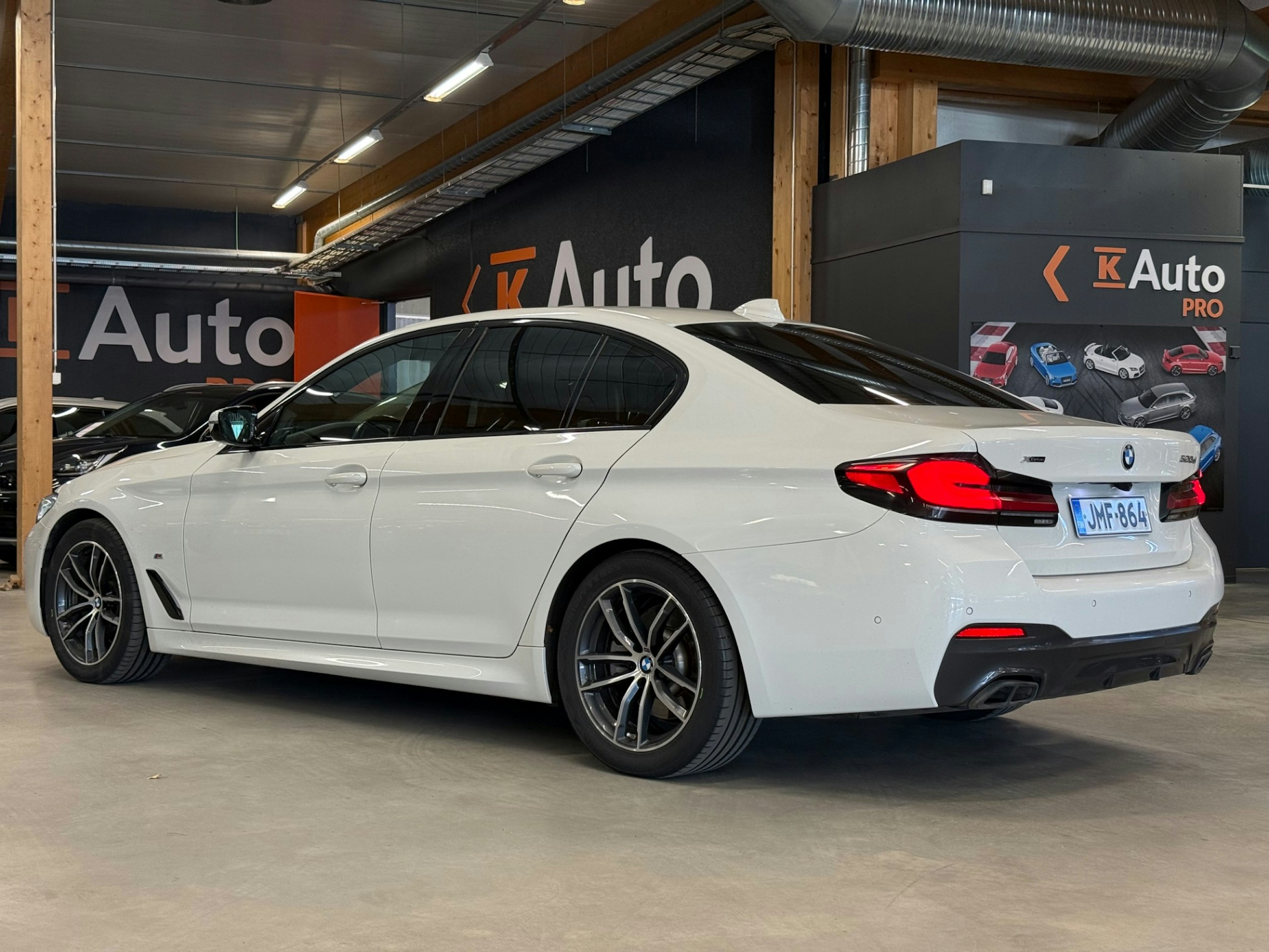 valkoinen BMW 520 2021 kuva 2.