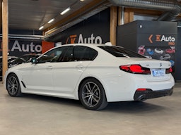 valkoinen BMW 520 2021 kuva 2.