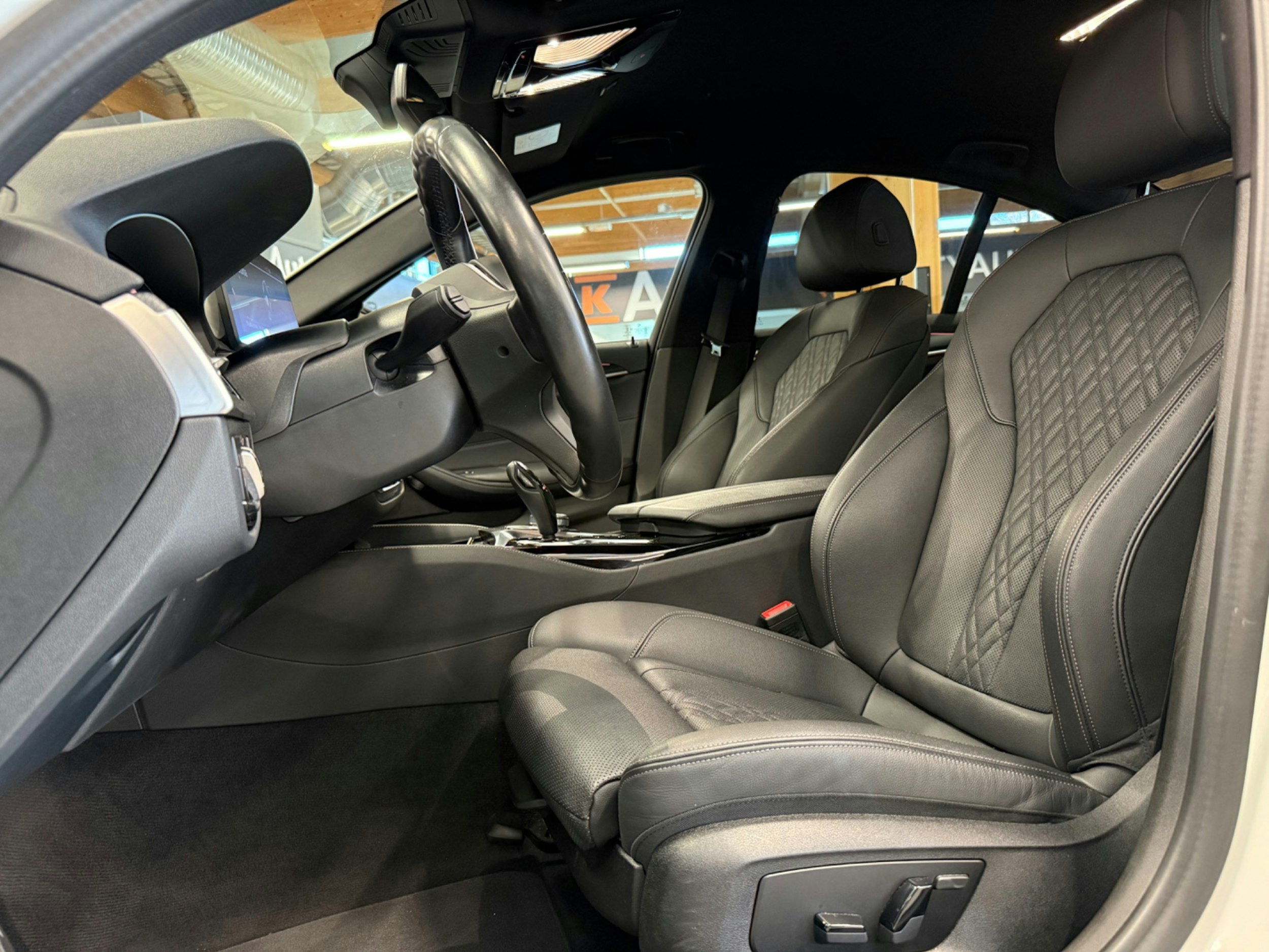 valkoinen BMW 520 2021 kuva 3.