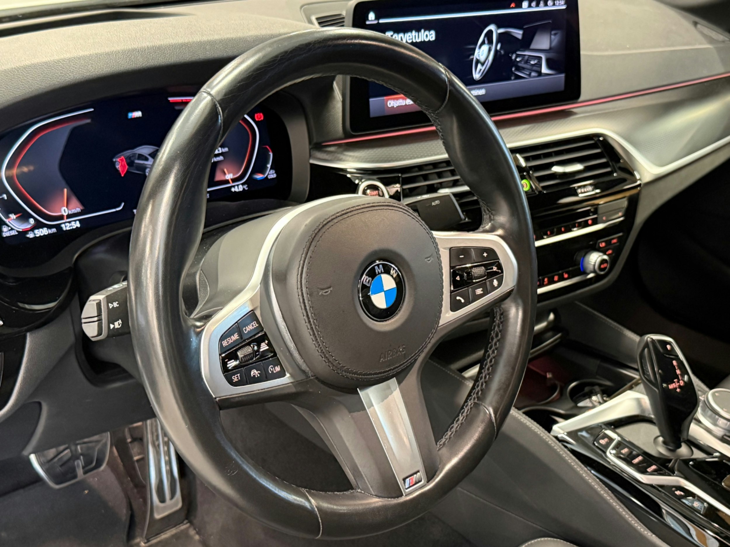 valkoinen BMW 520 2021 kuva 4.