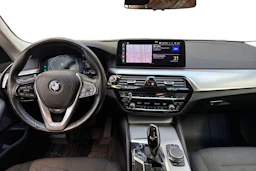 Musta BMW 520 2022 kuva 7.