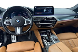 sininen BMW 520 2022 kuva 9.