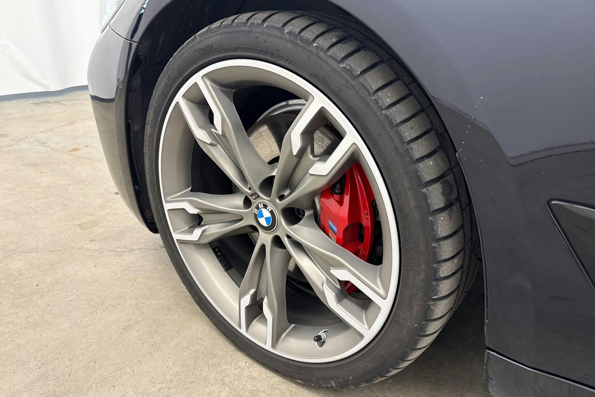 sininen BMW 520 2022 kuva 11.