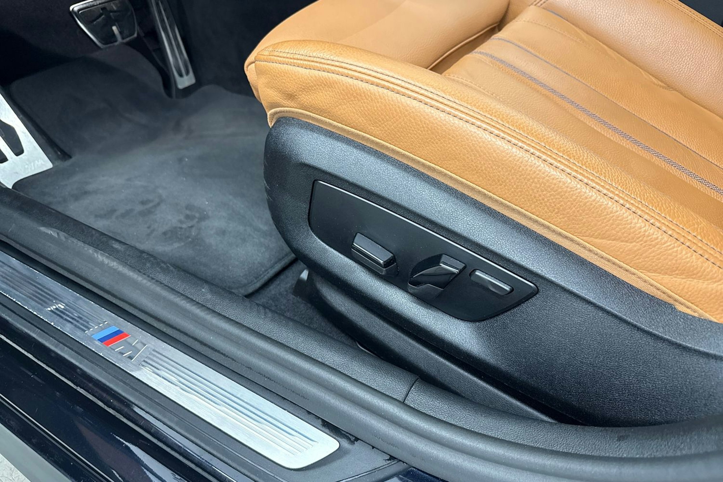 sininen BMW 520 2022 kuva 15.
