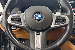 sininen BMW 520 2022 kuva 18.