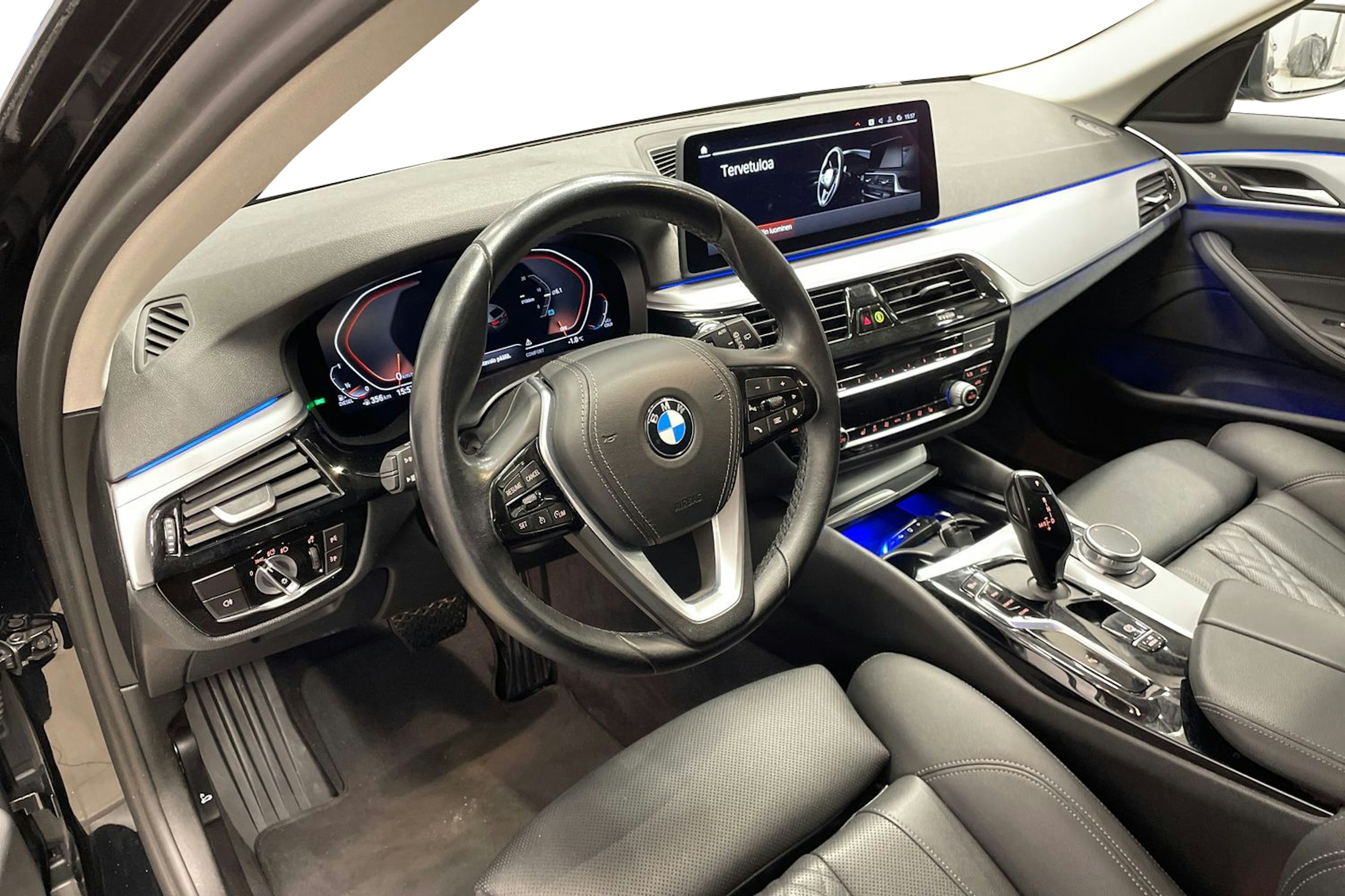 Musta BMW 520 2023 kuva 7.