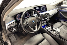 Musta BMW 520 2023 kuva 7.