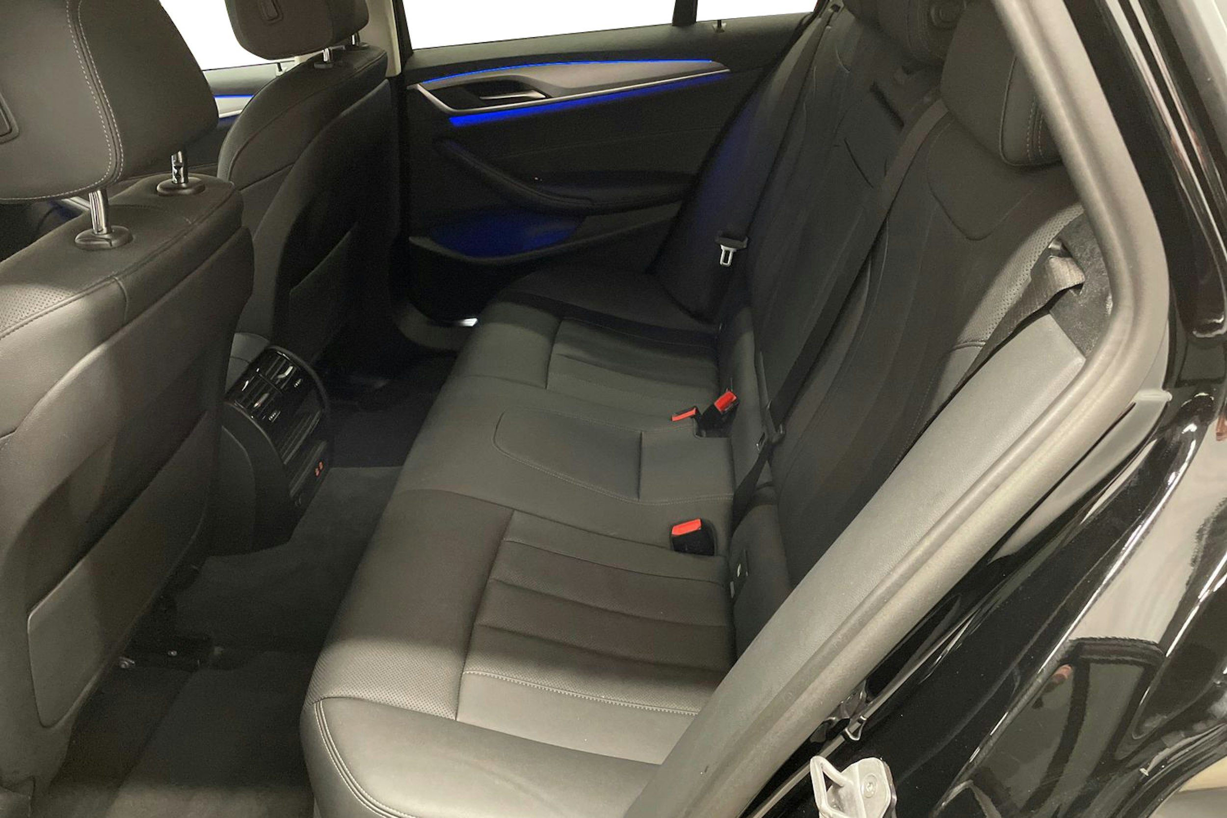Musta BMW 520 2023 kuva 10.