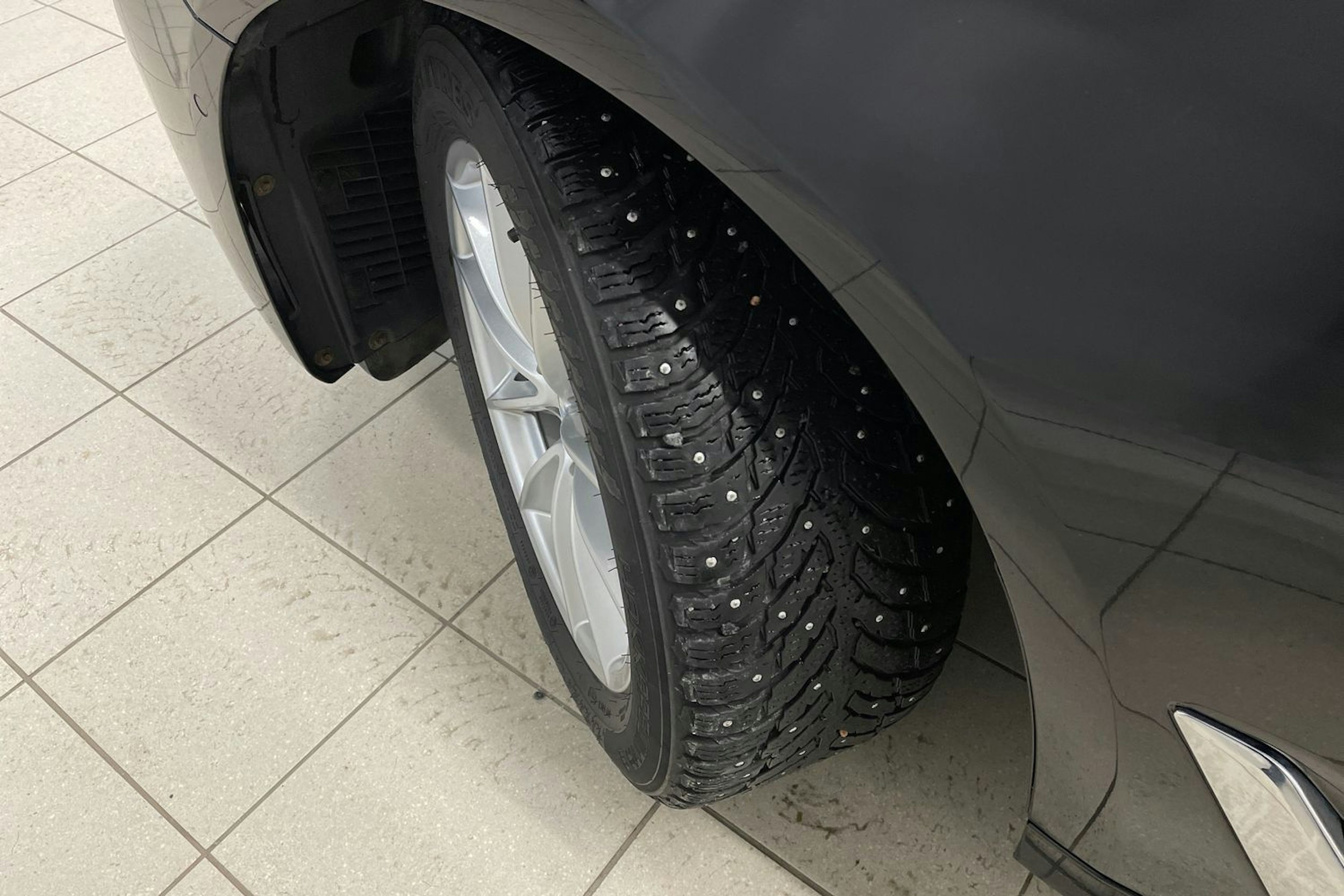 Musta BMW 520 2023 kuva 13.