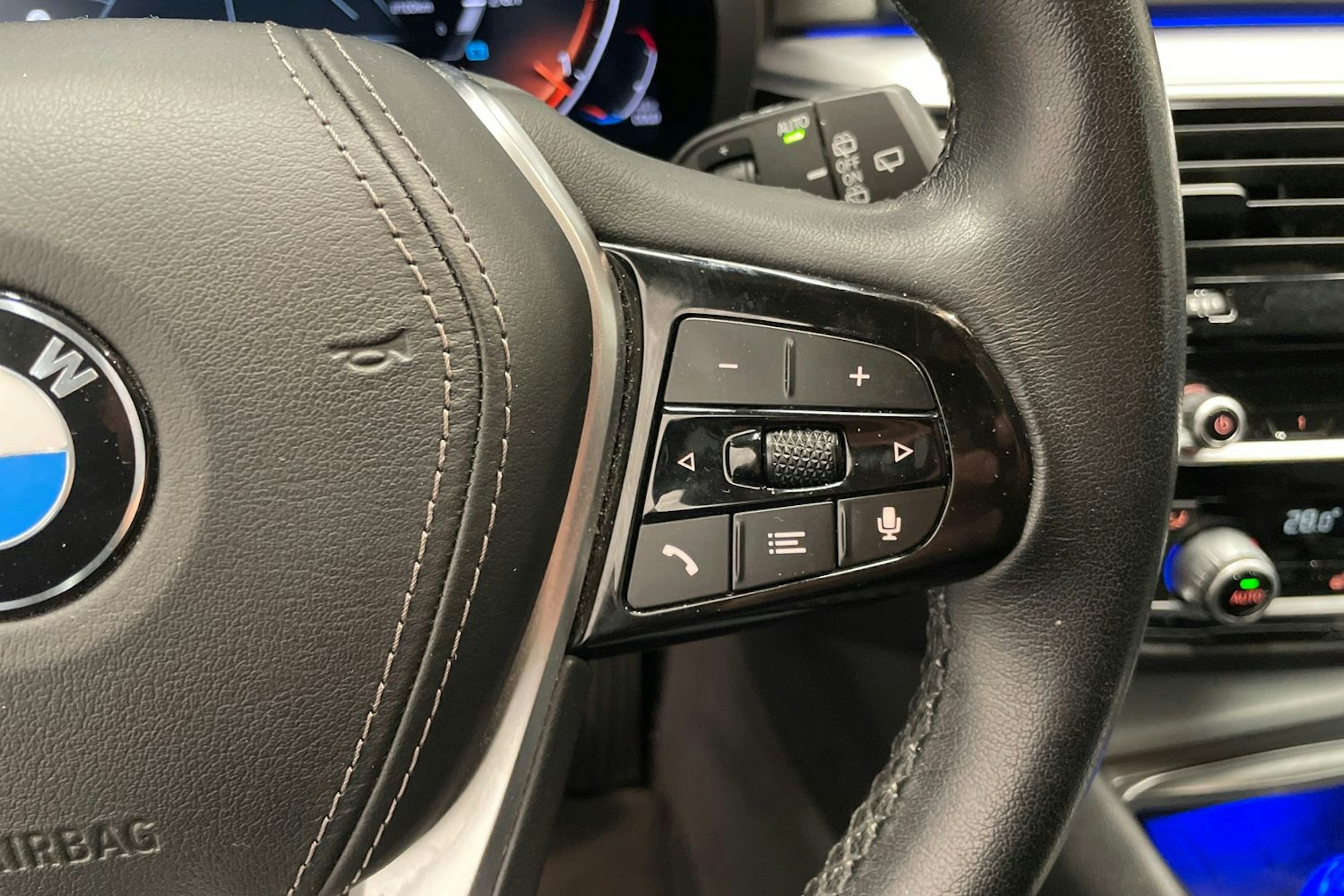 Musta BMW 520 2023 kuva 15.