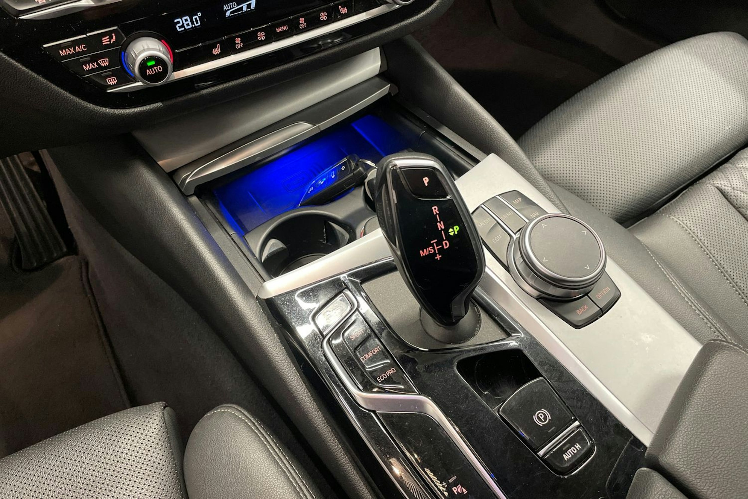 Musta BMW 520 2023 kuva 17.