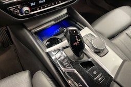 Musta BMW 520 2023 kuva 17.