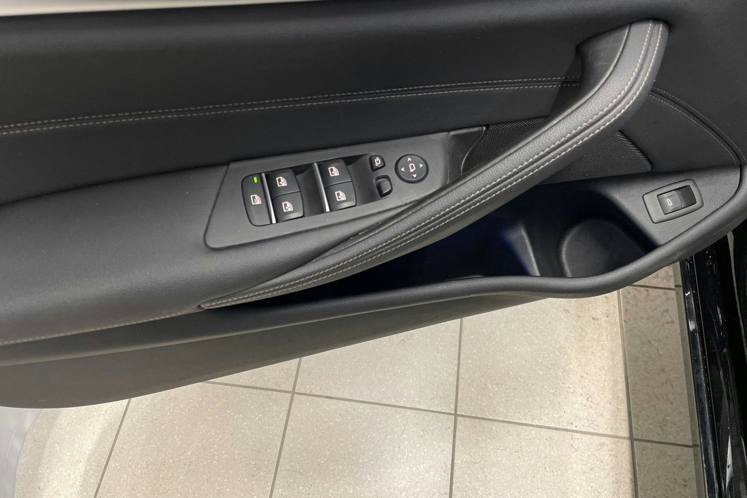 Musta BMW 520 2023 kuva 19.