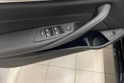 Musta BMW 520 2023 kuva 19.