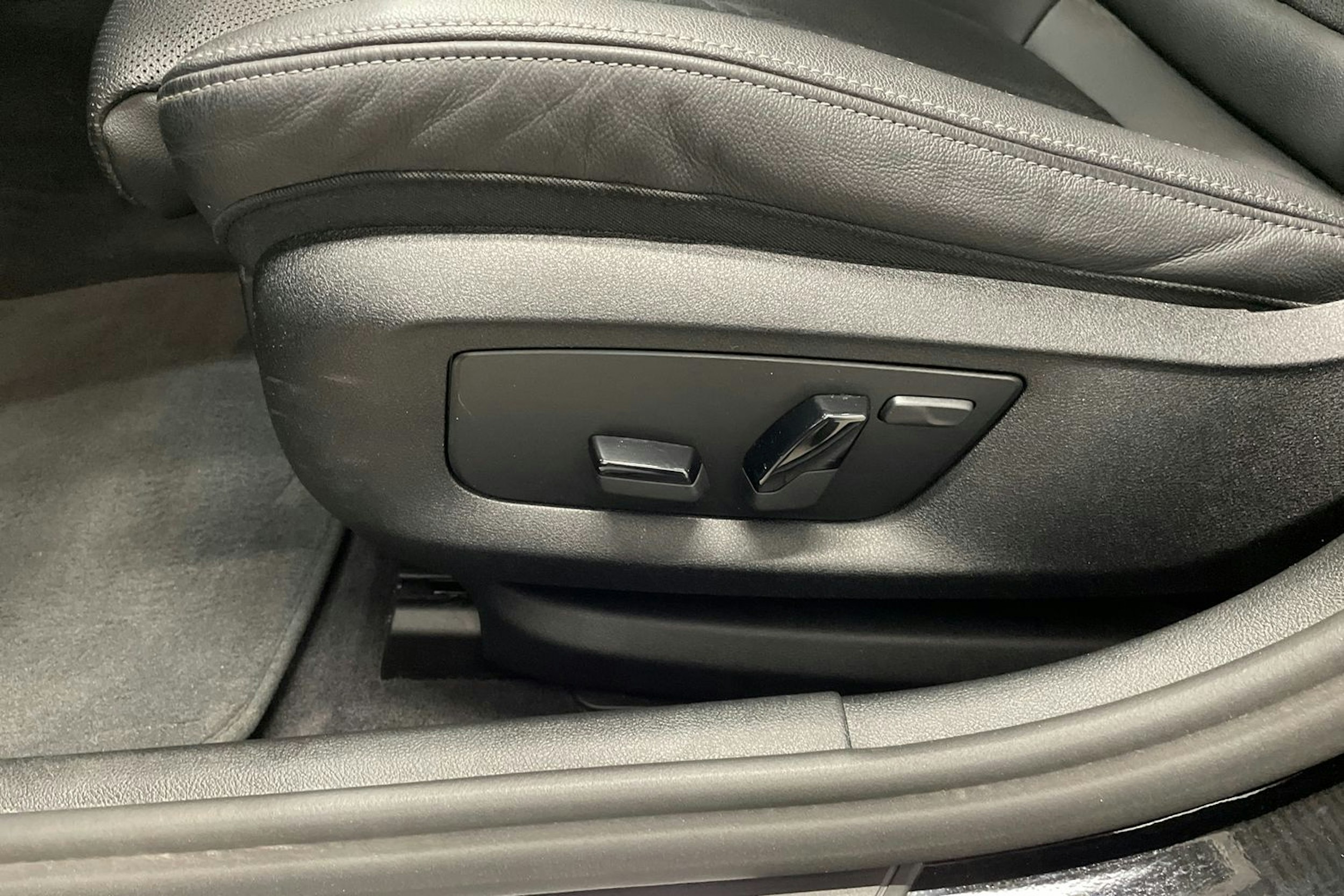 Musta BMW 520 2023 kuva 20.