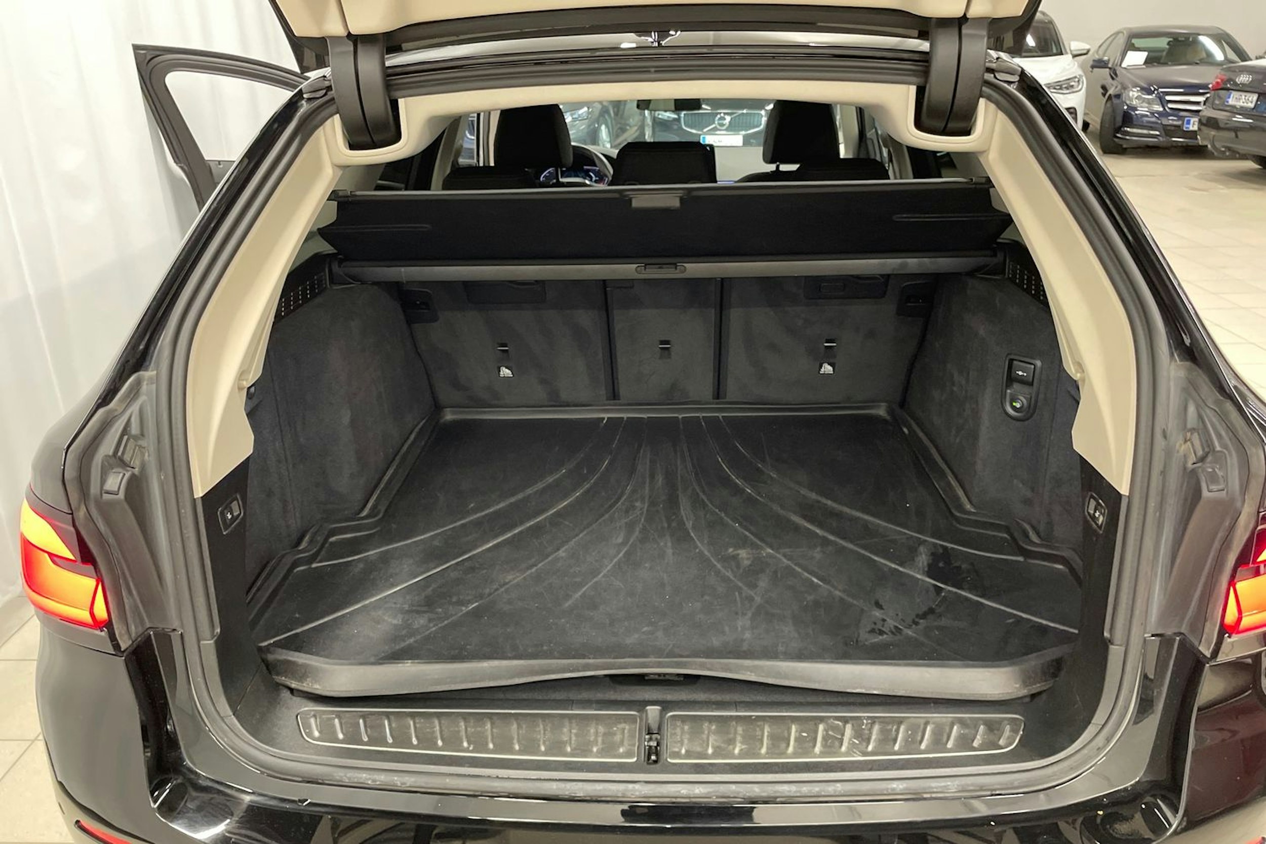 Musta BMW 520 2023 kuva 21.