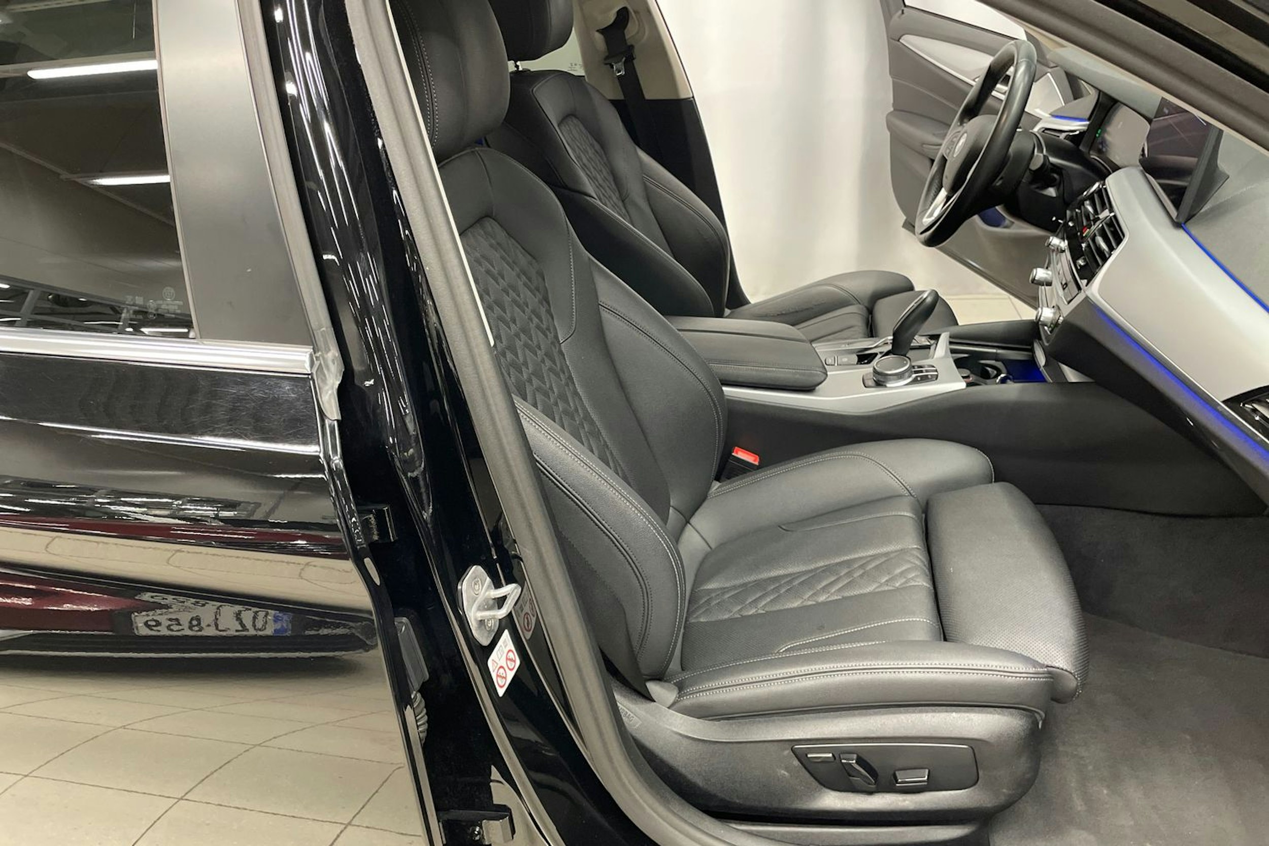 Musta BMW 520 2023 kuva 28.