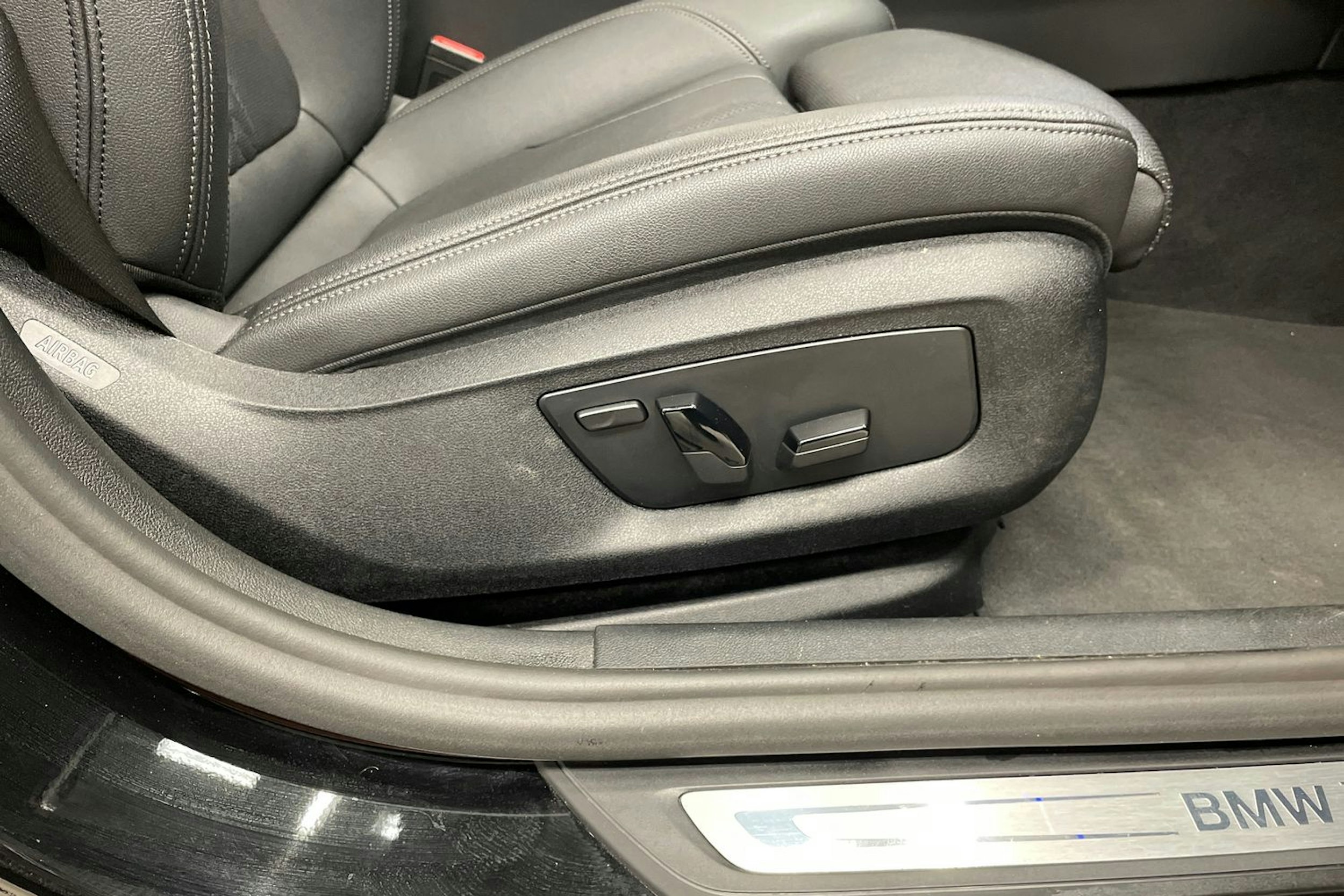 Musta BMW 520 2023 kuva 29.