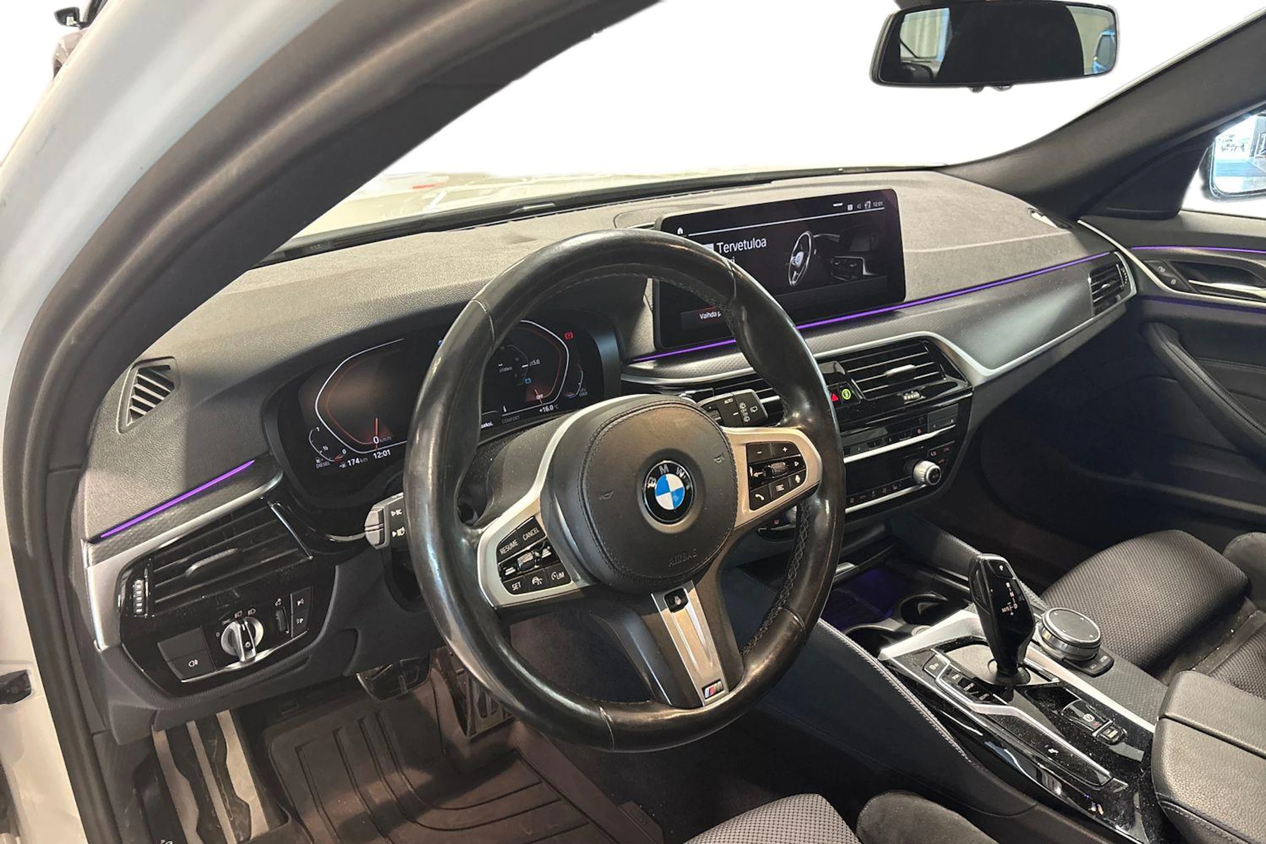valkoinen BMW 520 2022 kuva 3.