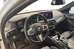 valkoinen BMW 520 2022 kuva 3.