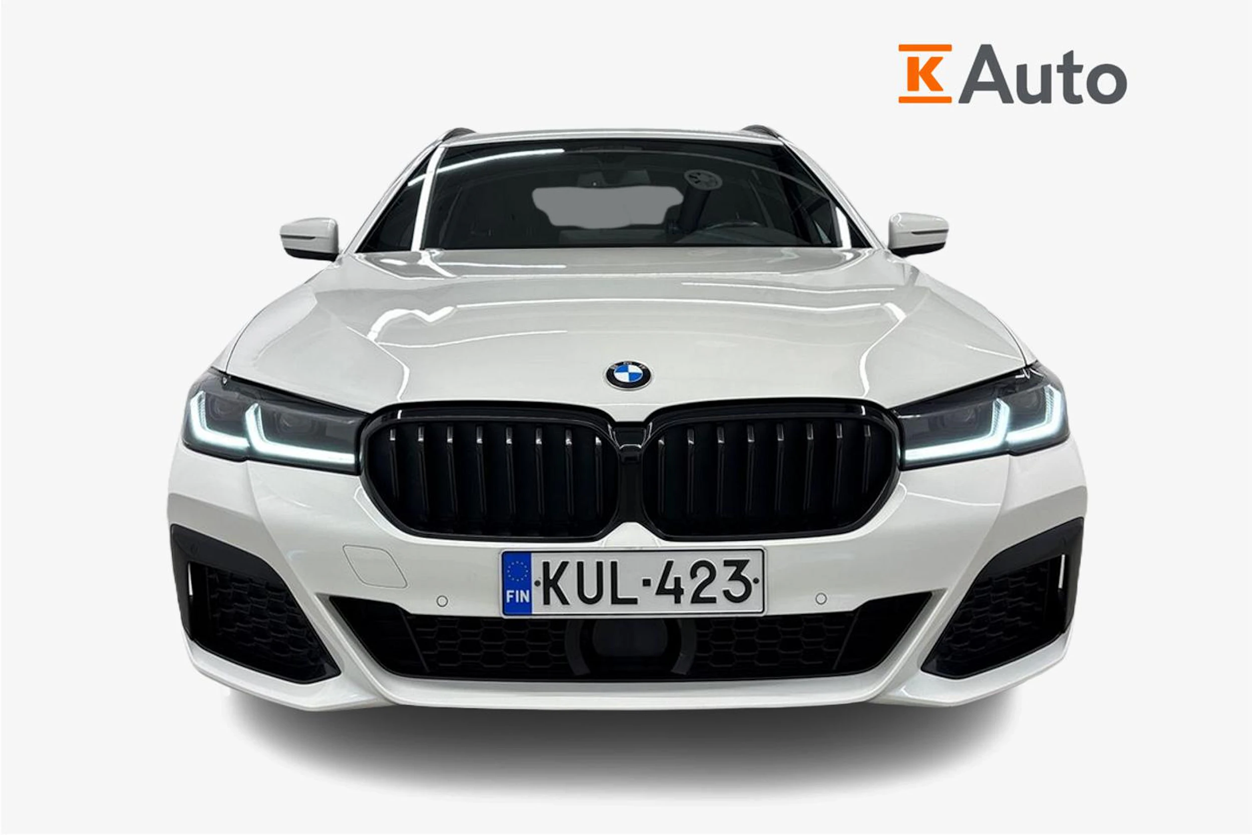 valkoinen BMW 520 2022 kuva 5.